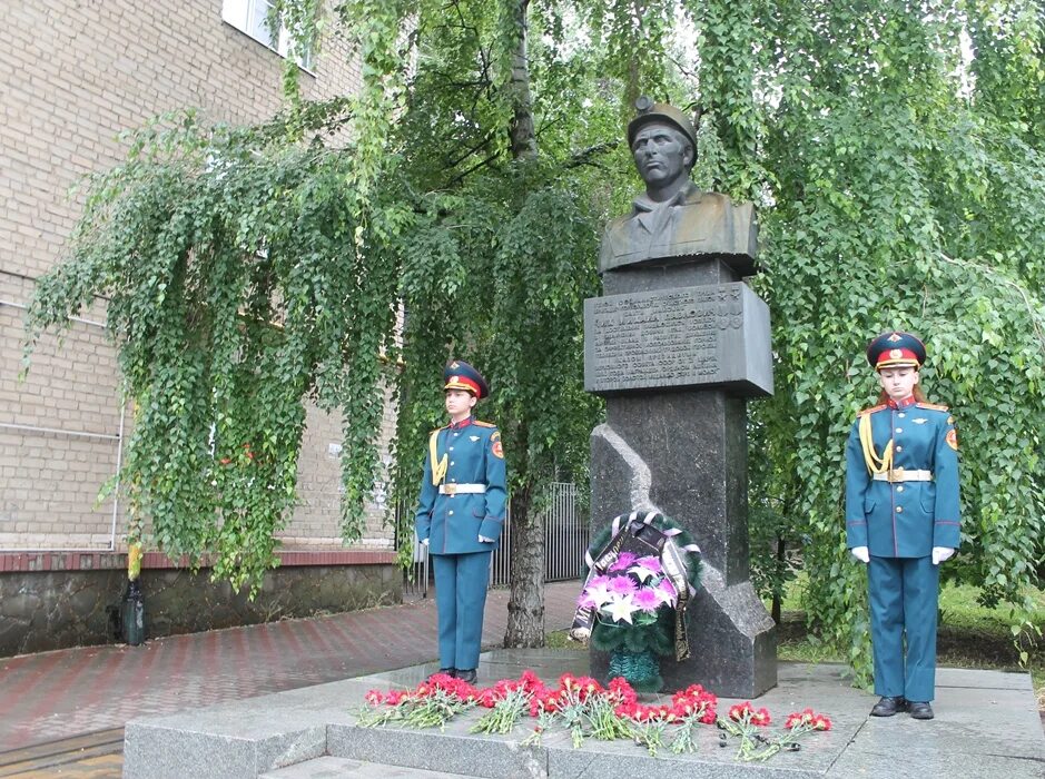 Памятник в память о погибших Шахтёрах города. Новошахтинске почтят память Шахтеров российского Донбасса. Кременная Луганской области памятник погибшим шахтерам. Памятник шахтерам шахта Известий красный Луч.