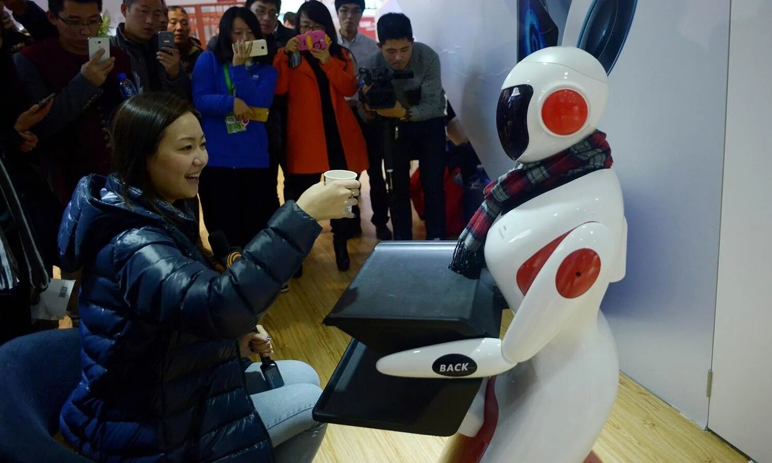 Нападение роботов. Выставка роботов в Китае. Роботы нападут на людей. Нападение робота на человека. Роботы нападают на людей.