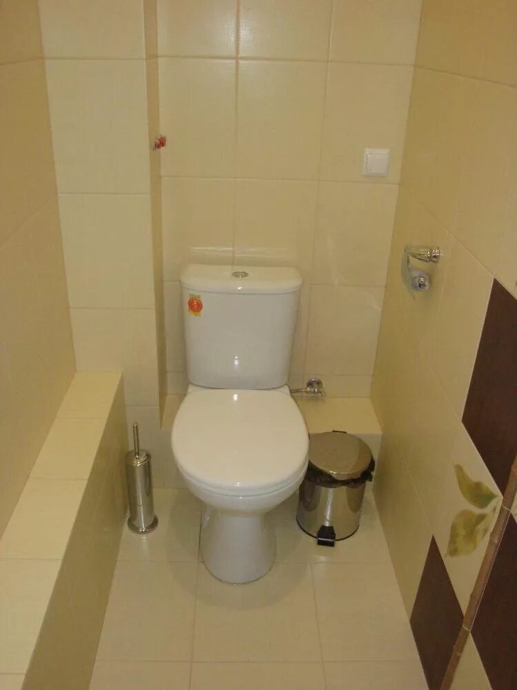 Короб для труб в туалете. Туалет трубы сбоку. Короб за унитазом. Короб в туалете. Короб под трубы в туалете.