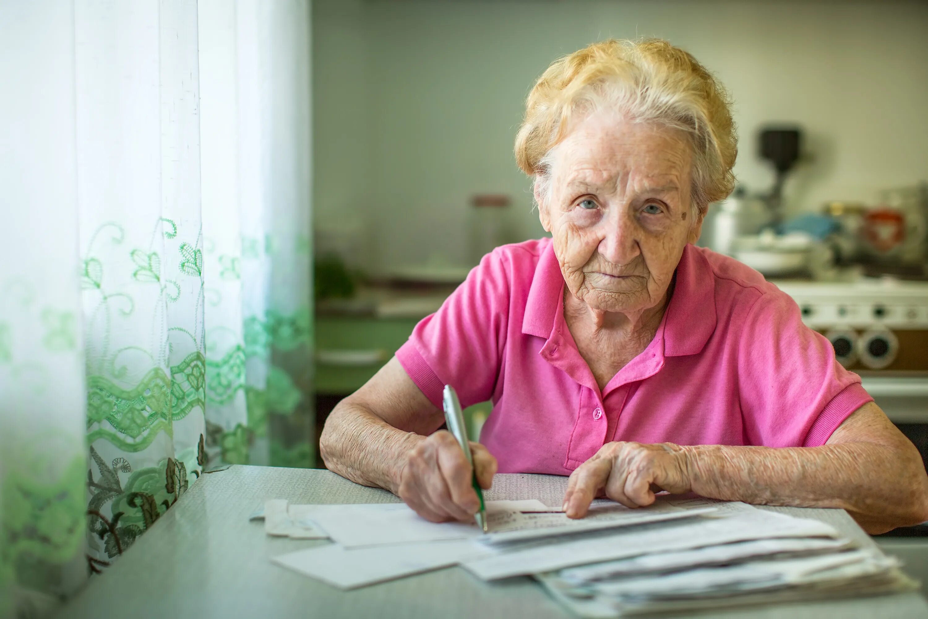 Пенсионеры с бумагами. Бабушка пенсионер. Пенсионер с документами. Пенсионер пишет. Читать пенсионер
