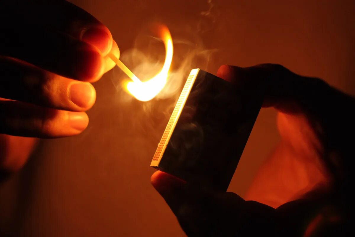 Поджигания кремля с зажигалки. Зажигалка windproof lighter model jf 309. Рука с зажигалкой. Человек с зажигалкой. Пламя зажигалки.