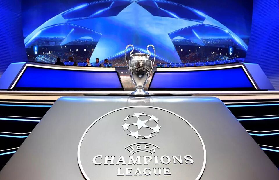 Uefa champions league кубок. 2013 champions league. Футболисты баннер. Мяч adidas champions league futsal 2010. Лига чемпионов уефа 2014.