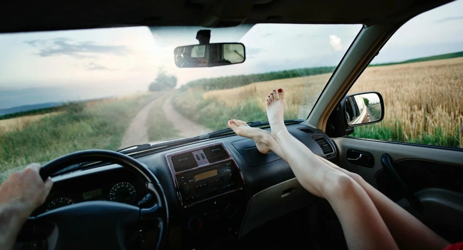 Ездить где хочешь. За рулем машины. Вид из окна машины. Машина лето. Рука из окна машины.