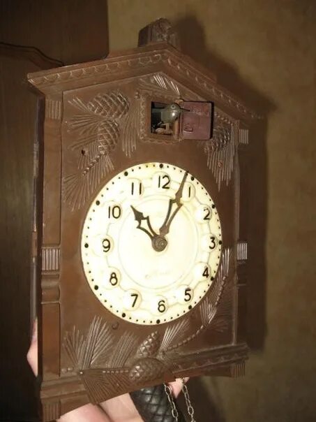 Ремешок для карманных часов на руку. Бабушкины часы. Бабушкины часы. Часы-ходики с гирями и маятником ссср. Старинные часы с гирями.