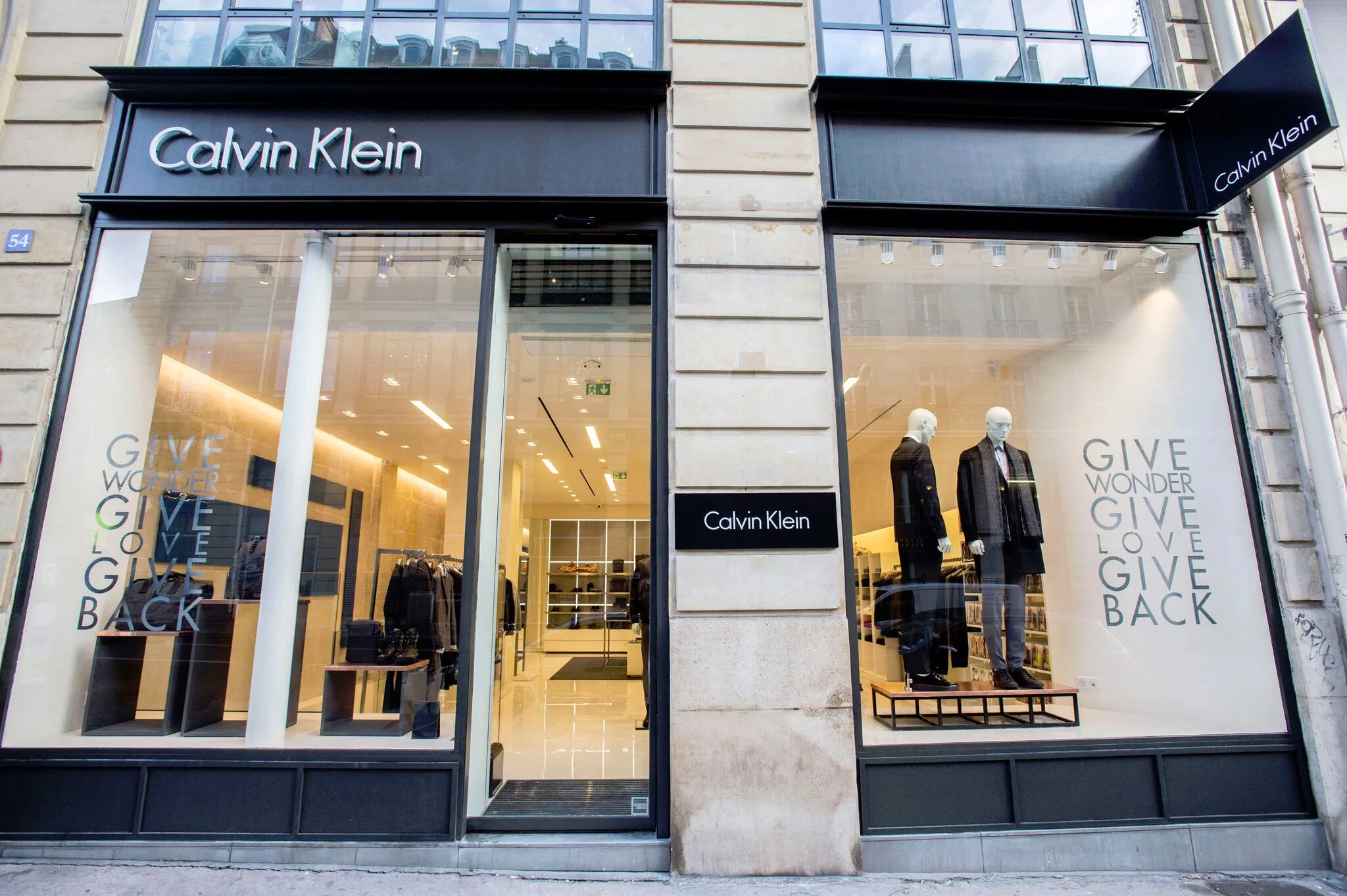 Магазин ck calvin klein. Магазин ck calvin klein. Кельвин кляйн бутик. Магазин кельвин кляйн в спб. Calvin clain shoj.