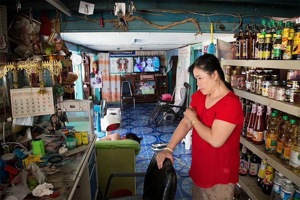 Простые люди магазин. Мужской шоппинг. Шоппинг мужское одежда. Посетители икеа. Правильные люди магазин одежды.