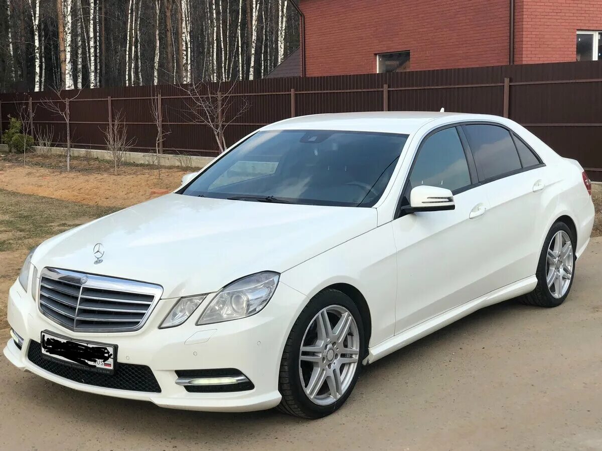 Купить мерседес е класса на авито. Мерседес е200 белый. Mercedes Benz w212 белый. Мерседес w212 белый. Mercedes w212 белый.