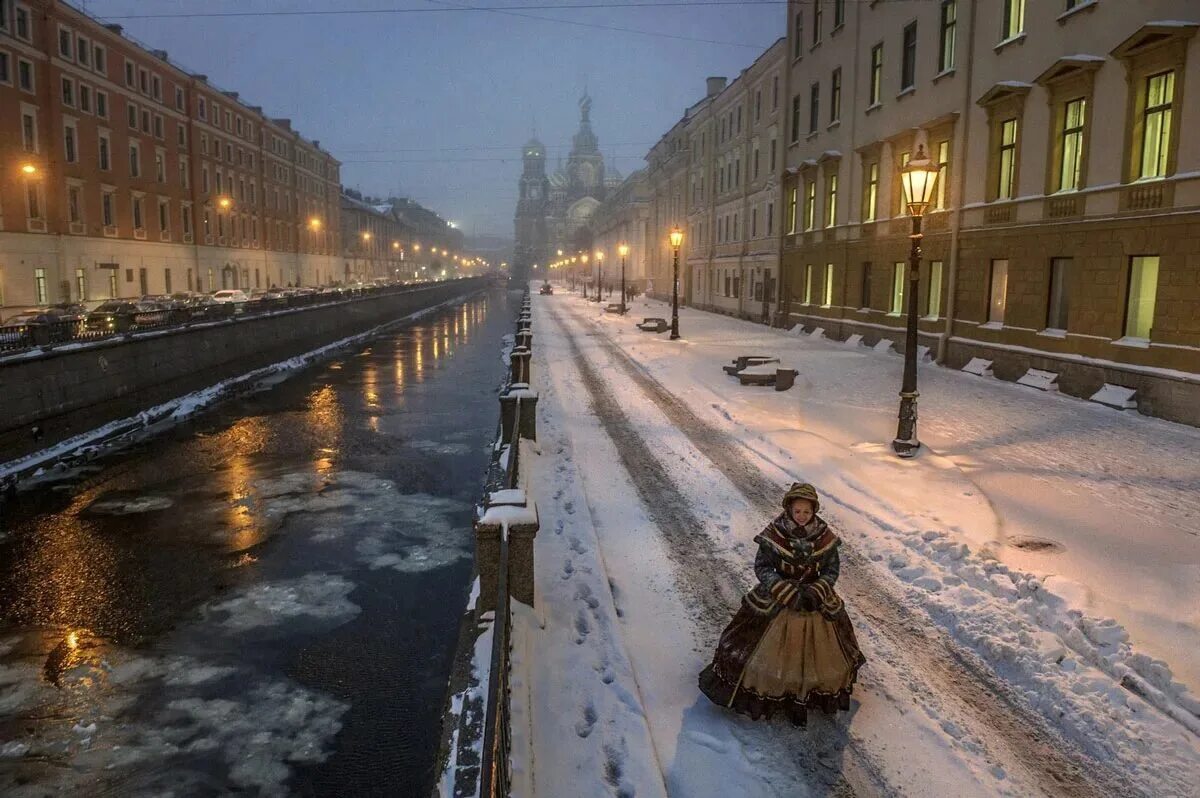 Спб в декабре. Петросян зима Петербург. Вечерний зимний Питер. Зимние улицы Питера. Заснеженные улицы Петербурга.