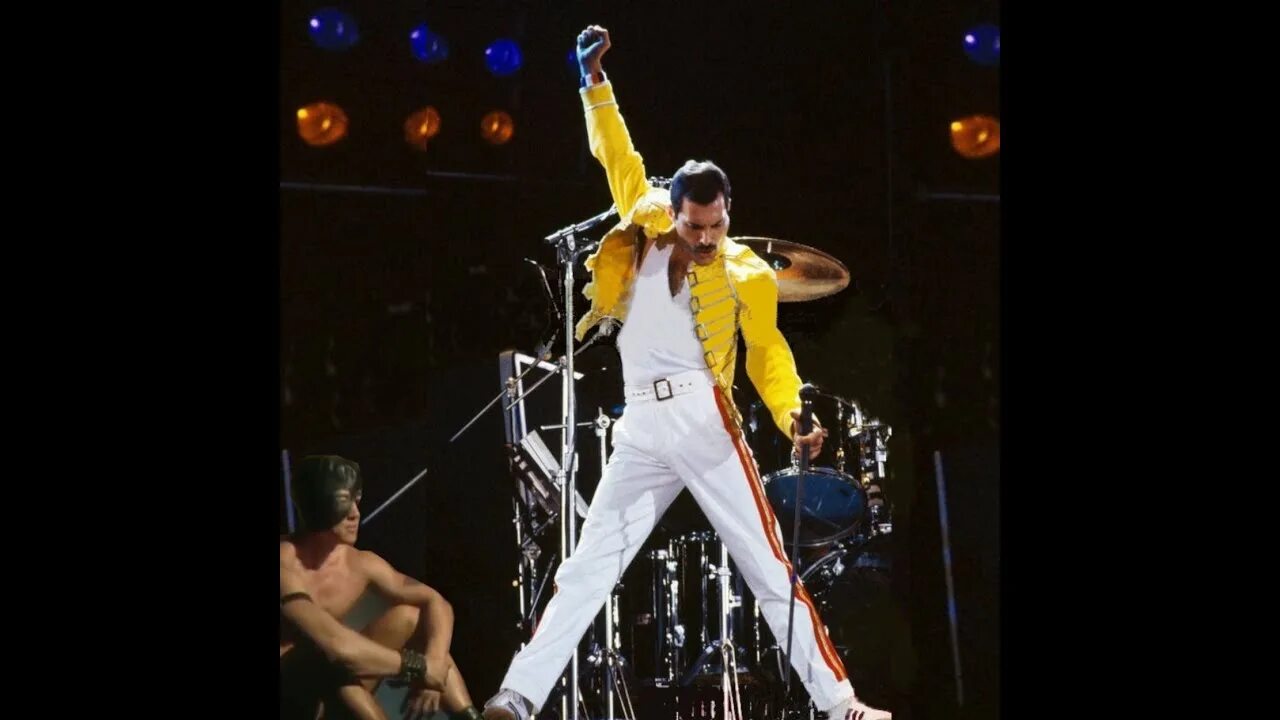 Must go on слушать. Группа queen. фредди меркьюри трансформация. группа queen show must go on стадион версия. ансамбль цветы шоу маст гоу он.