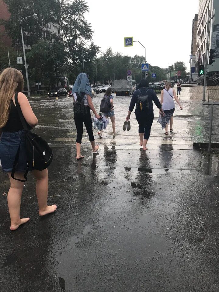 Потоп в тюмени. Босиком в ливень в городе. Босиком в дождь. Босая в ливень. Босиком после дождя.