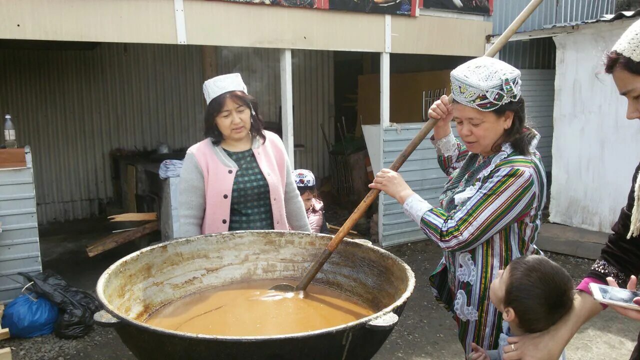 Сумалак что это такое. Навруз сумаляк. Сумаляк Дагестан. Сумаляк в Узбекистане.