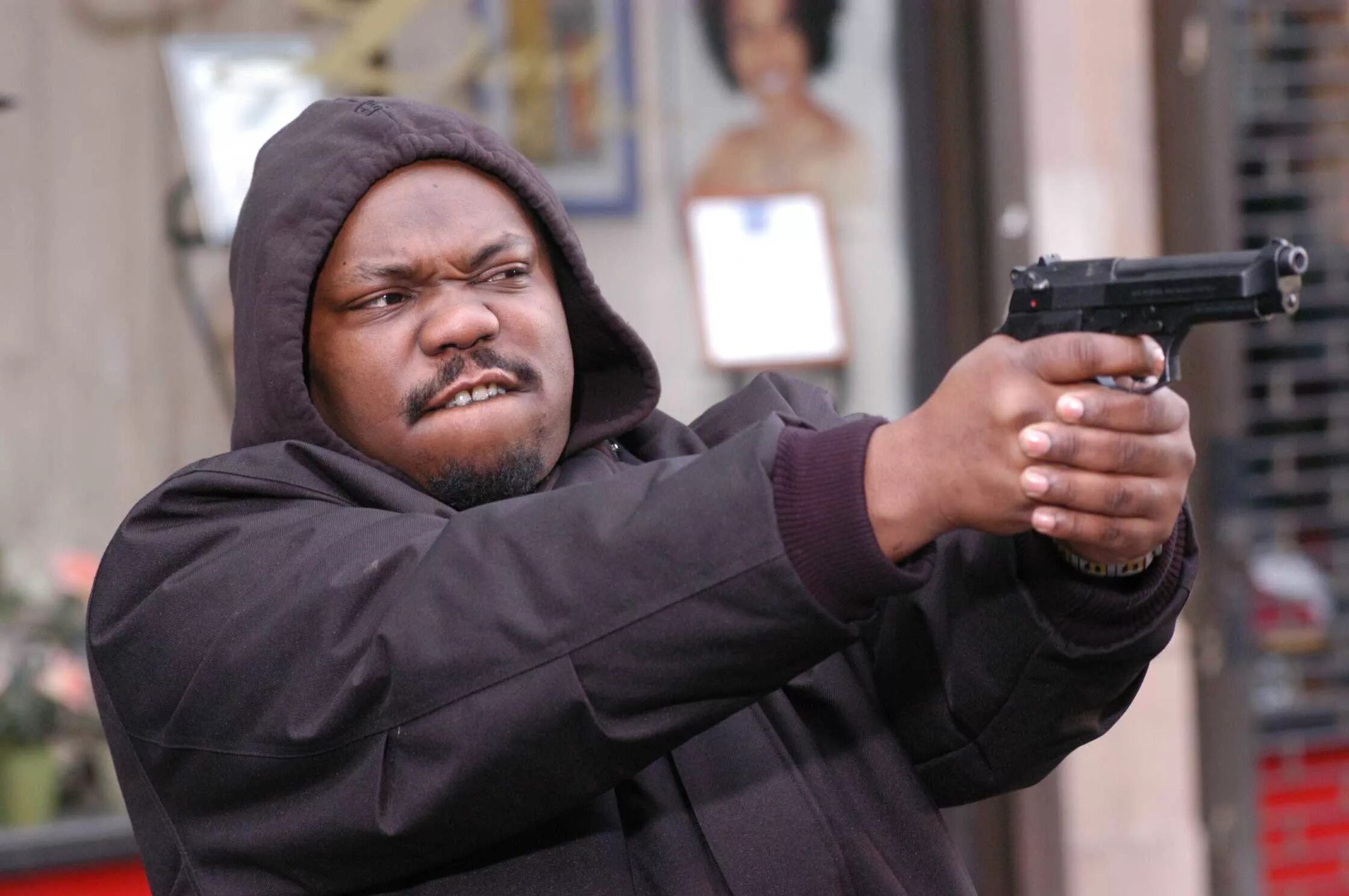 К чему снятся негры. Гангстерские войны фильм 2005. Афроамериканец с пистолетом. Негр со стволом.