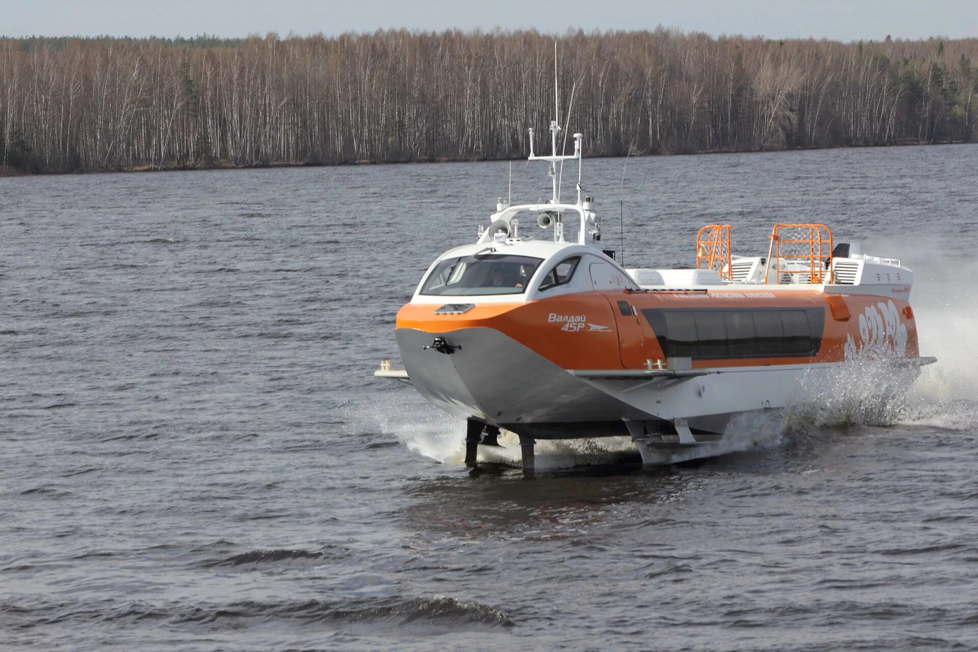Подводных крыльях "валдай 45р". Валдай на подводных крыльях фото. Скоростное судно валдай-45р. Скоростное судно валдай. Валдай 45р судно.
