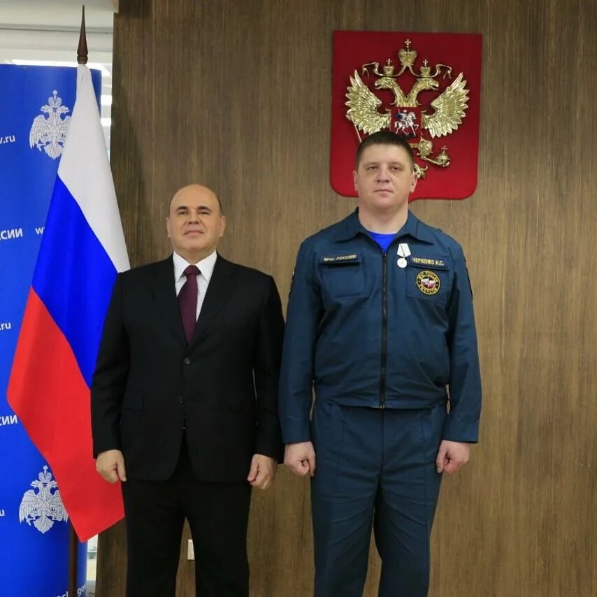 Премия ко дню спасателя 2025 обсуждение 01. Мишустин в мчс. кумпилов наградил спасателей. правительственная награда за спасение ленска мчс. день спасателя 2025 год.
