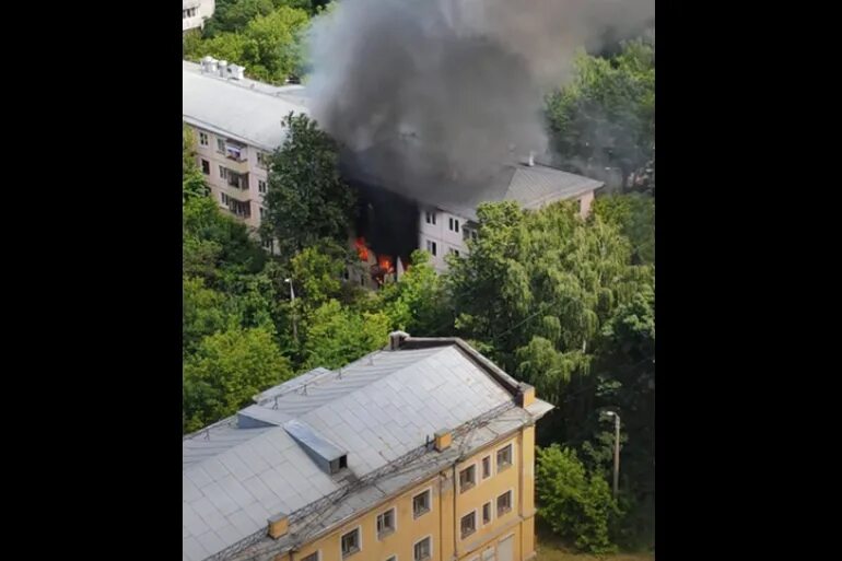 Пожар в Москве сейчас в СВАО. Пожар на Проходчиков. Мощный пожар в многоэтажке Москвы. Проходчиков 3 пожар. После сильного пожара