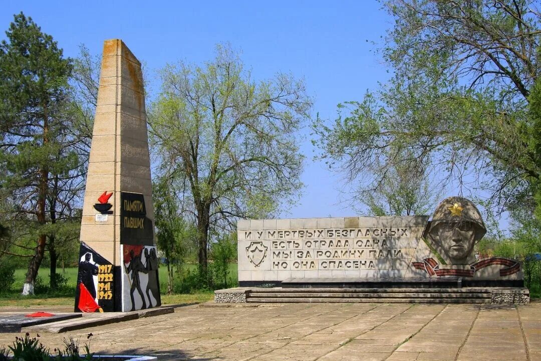 Чем отличается памятник мемориал и обеликс. Село Лиман Ипатовский район. Лиман Ставропольский край Ипатовский район. Красное село мемориал Братская могила воинам. Памятники Ипатовского района.