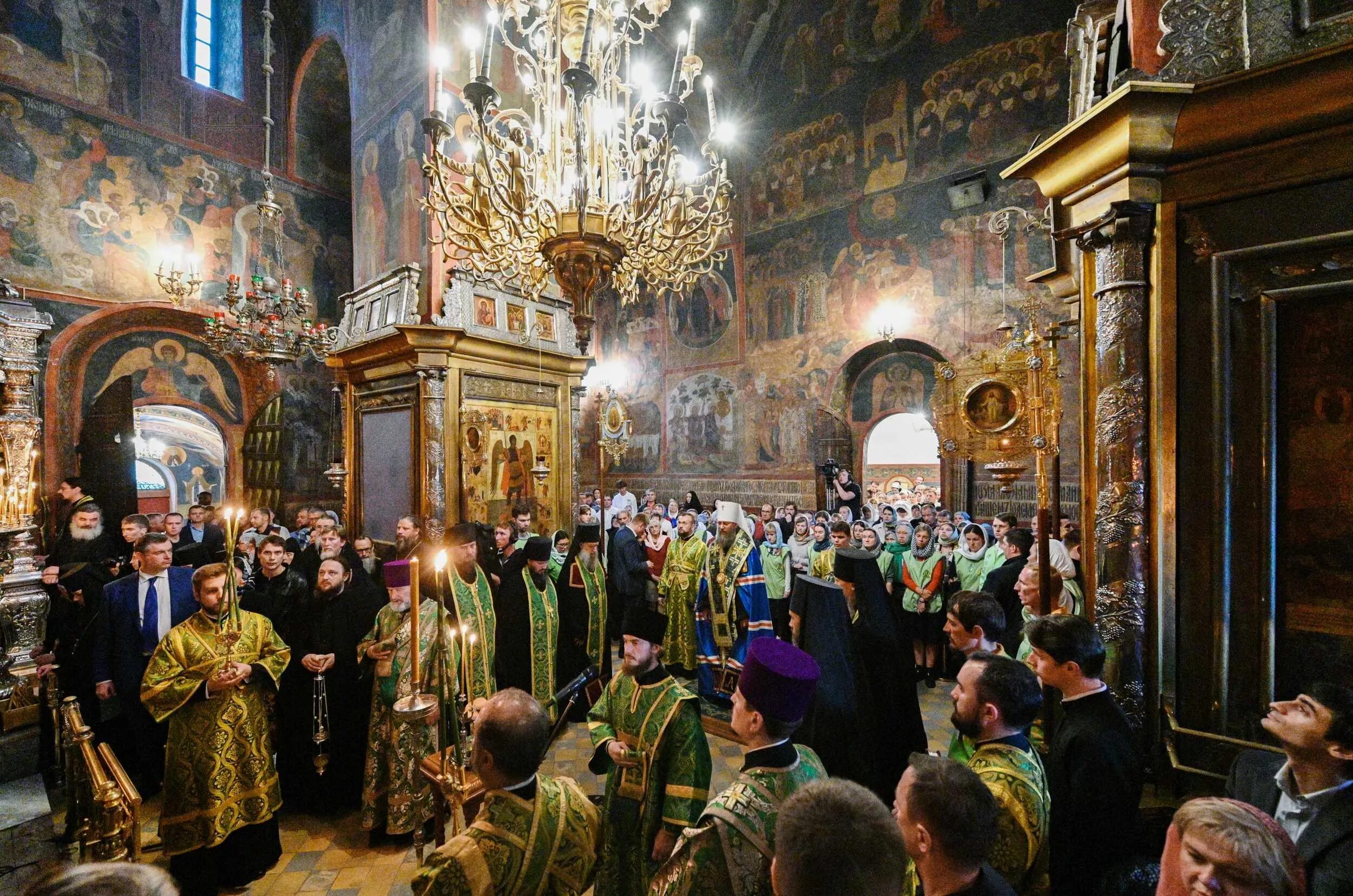 Молитвы всенощного бдения. Всенощное бдение Свято Троицкой Сергиевой Лавры. Почаевская Лавра всенощное бдение. Сергиева Лавра мощи Сергия Радонежского.