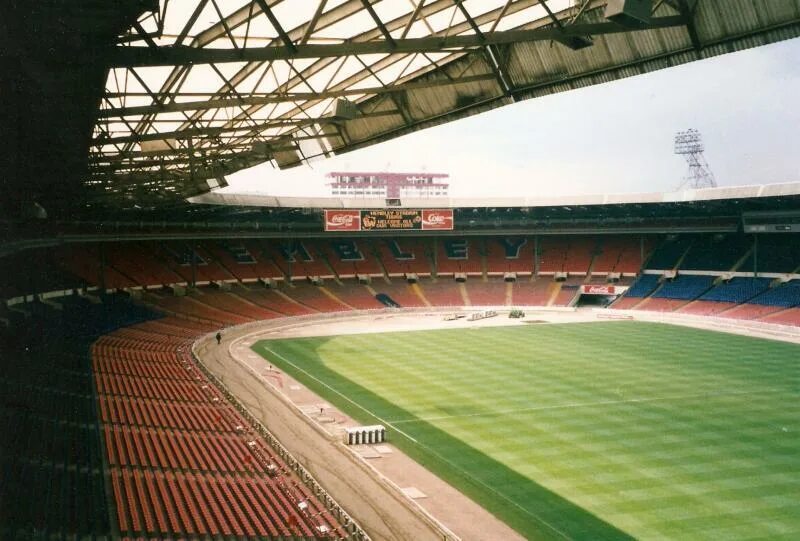 Стадион уэмбли старый. Уэмбли (1923). Стадион Wembley 1985. Уэмбли 1990. Эмпайр Стэдиум Уэмбли.