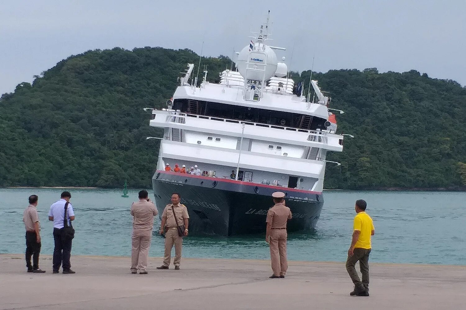Trisara phuket sofia. Rassada pier phuket. Рыболовецкий порт. Пляж чалонг. Порт пхукет.