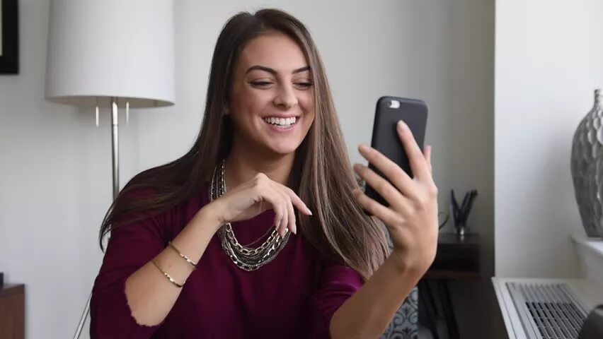 Do video. Женщина zoom. девайс девушка. videocall woman. chat with friends online.