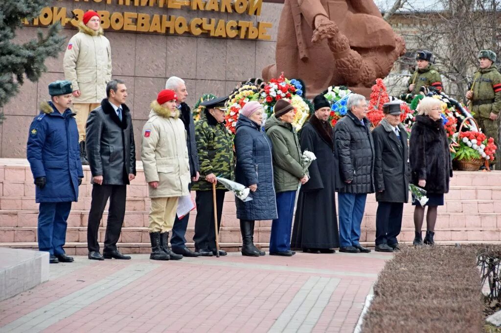 Погода на неделю в бутурлиновке воронежской области. Мемориал славы Бутурлиновка. Мемориал славы Бутурлиновка 2022. Бутурлиновка парад Победы. Стена памяти Бутурлиновка.