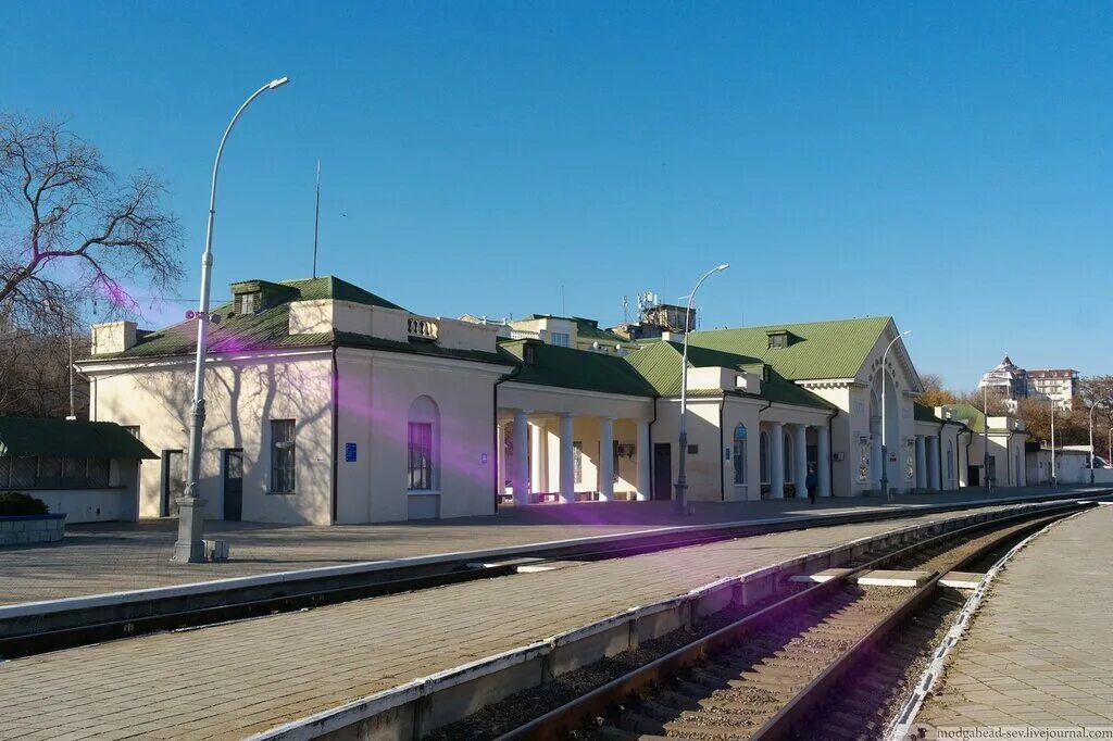 Крым феодосия жд вокзал. Крым феодосия жд вокзал. Жд станция феодосия. Крым феодосия жд вокзал. Феодосия с какого вокзала.