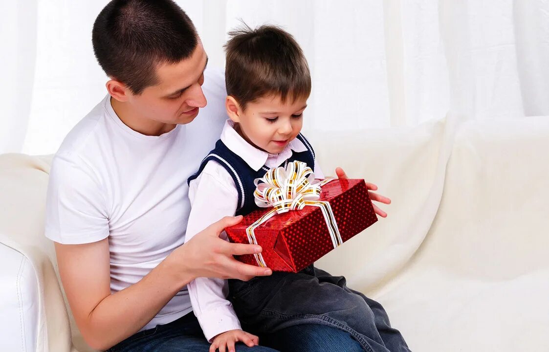 Подарок мальчику. Ребенок дарит подарок. Ребенку вручают подарок. Подарки детям на день рождения. Можно ли дарить подарок на 40 лет
