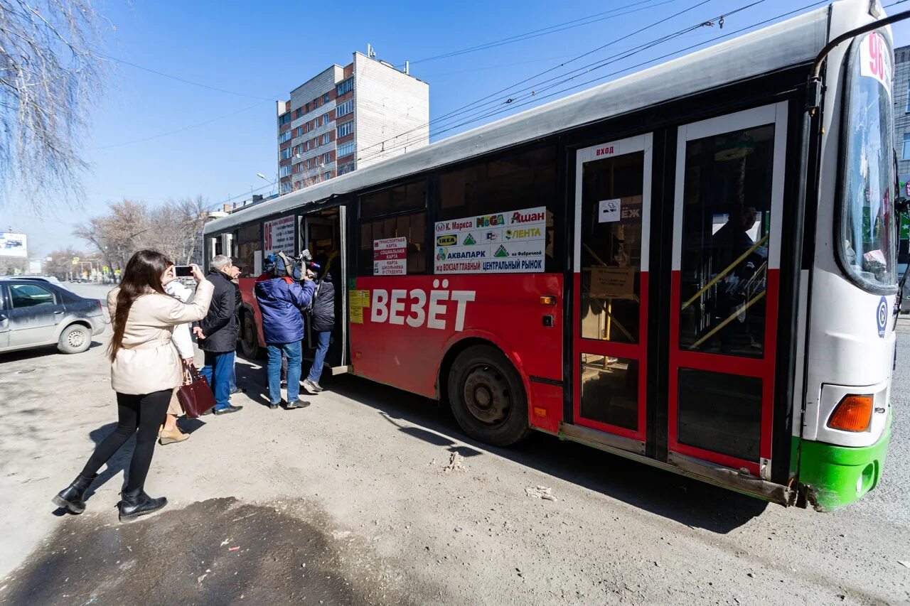 43 автобус новосибирск маршрут. Автобус Новосибирск. Общественный транспорт Новосибирск. Новый общественный транспорт Новосибирск. Фото остановок общественного транспорта.