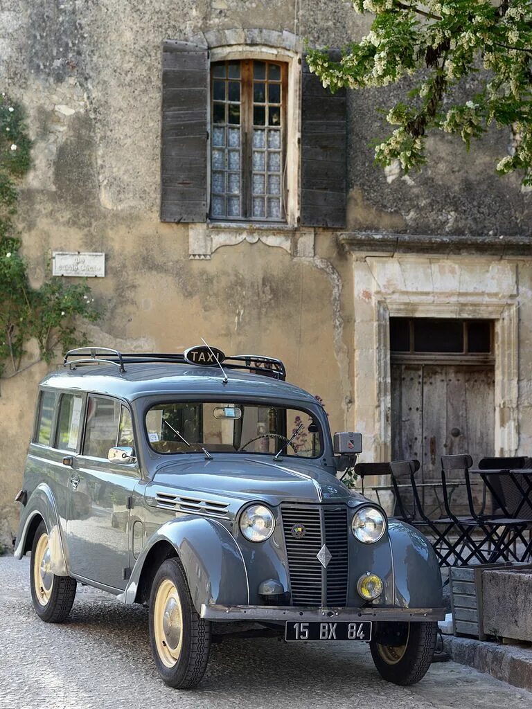 Француз авто. Renault Juvaquatre. Старые французские автомобили. Французские ретро автомобили. Раритетные французские автомобили.