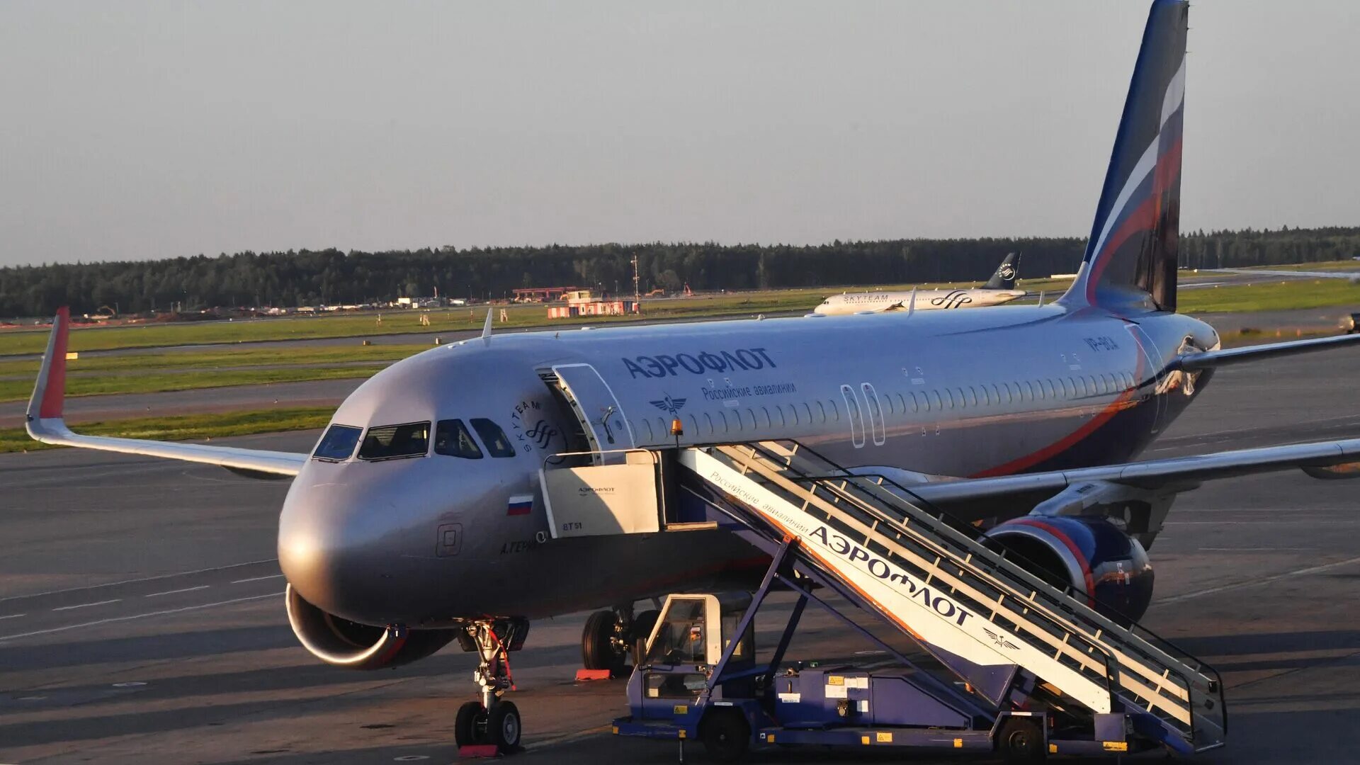 Отзывы аэробус аэрофлота. Самолёт аэробус а320 аэрофлот. самолет а320 neo аэрофлот. airbus a320 шереметьево. а320 аэрофлот двигатель.