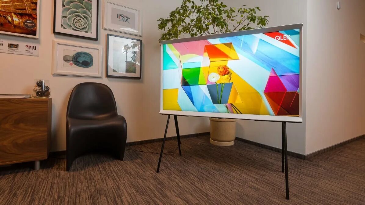 Телевизор samsung qled 75. Телевизор Samsung qe43ls01tauxru. Телевизор QLED Samsung the Serif qe49ls01rau 49" (2019). Samsung Serif 49. Телевизор Samsung qe43ls01tbu.