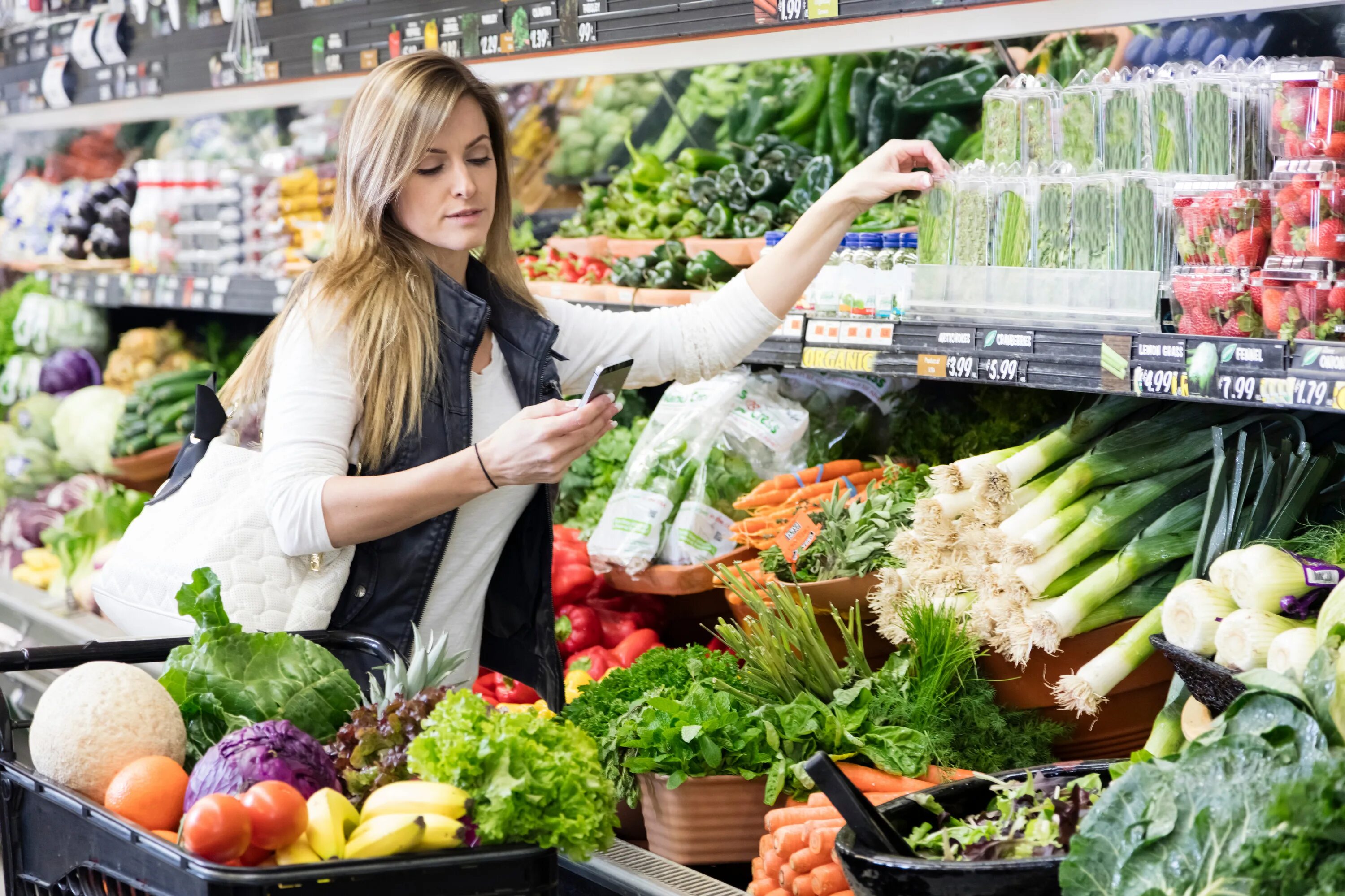 Продукты в супермаркете. Девушка на овощном рынке. Девушка в магазине продуктов. Женщина с продуктами. На прилавке случайным образом