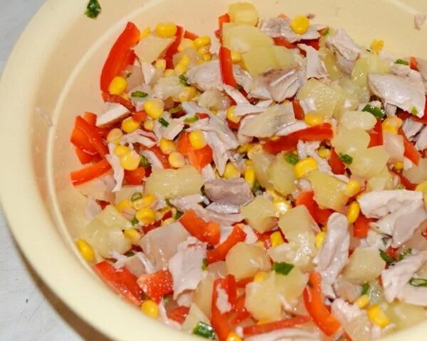 Салат с ананасом и ветчиной. Салат с болгарским перцем и курицей. Салат с ананасом и курицей и сыром и болгарским перцем. Салат с ананасом и курицей и болгарским перцем. Салат наслаждение.