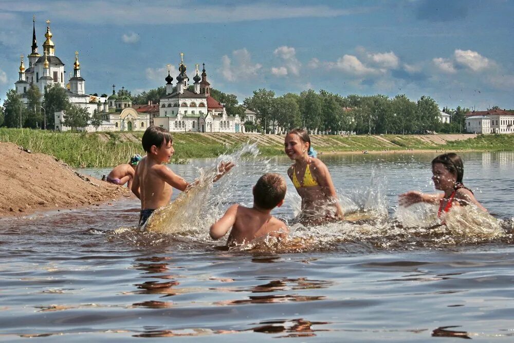 Купать купаться. Купание на речке. Купаемся на речке. Летнее купание. Купание в деревенской речке.