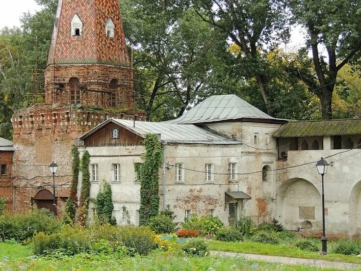 Монастырь сторож. Трапезная Симонова монастыря. Трапезная палата Симонова монастыря. Южные ворота Симонова монастыря. Кузнечная башня Симонов монастырь.