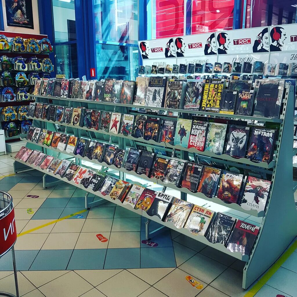 магазин музыкальных дисков. магазин с музыкальными дисками. прилавок музыкальными дисками магазине. витрина музыкального магазина. магазин музыкальных дисков.