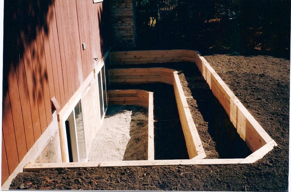 Окна в цокольном этаже. Фундамент на склоне. Этаж ниже уровня земли. Входная группа цокольного этажа. Оконный приямок.