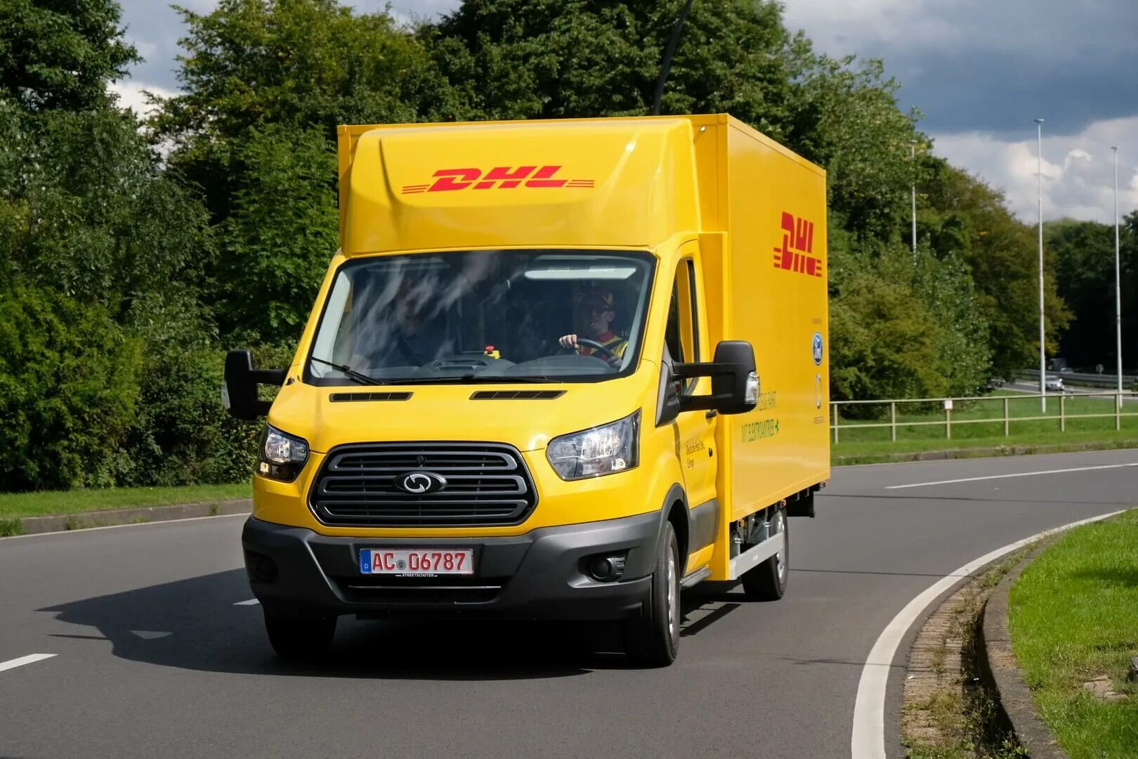 E-transit 2022. Ford transit 2022 года. Реклама на ford transit. Ford transit 2022. Электрический форд транзит.