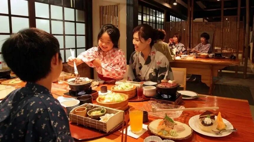 Покажи где едят. Японцы в ресторане. Японцы за столом. Японцы в кафе. Япония люди в ресторане.