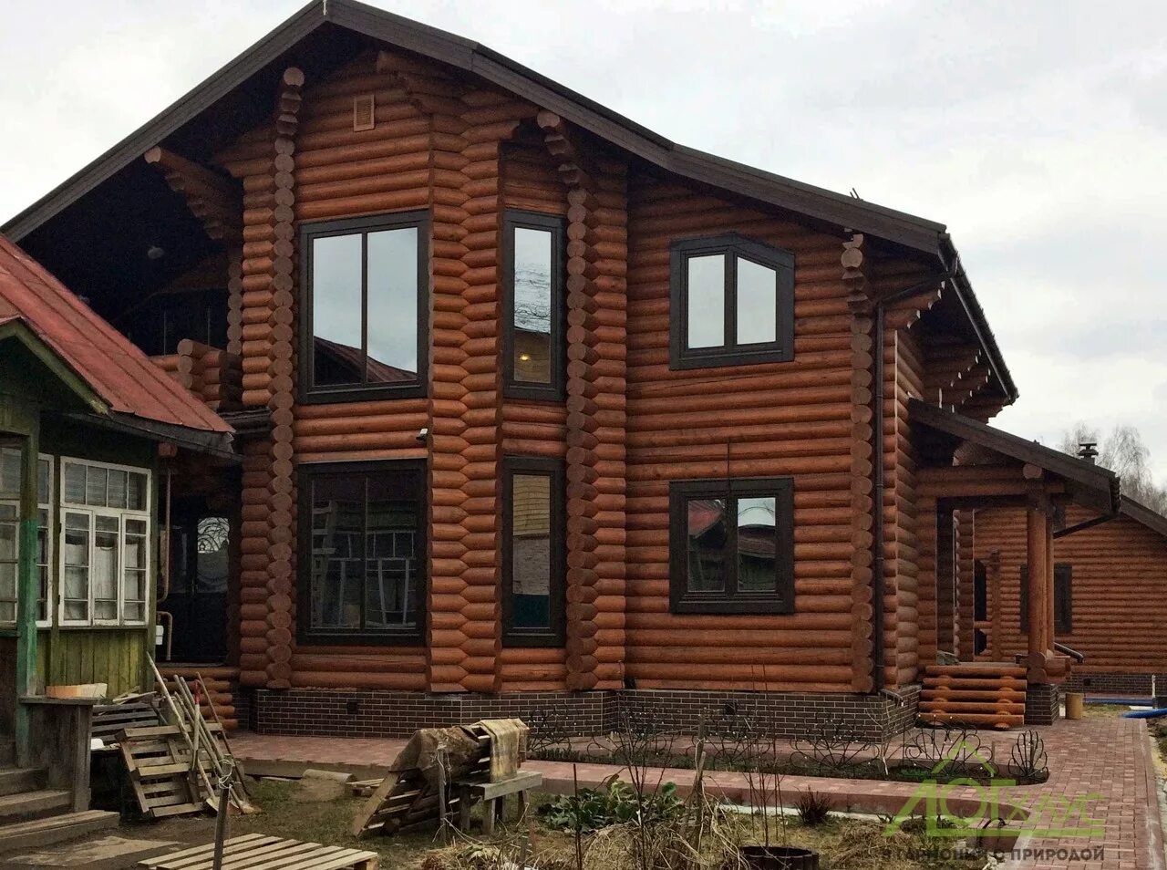 Бревенчатая баня цвет орех. Дом сруб. Коричневый дом из бревна. Коричневый сруб. Бревенчатый дом.