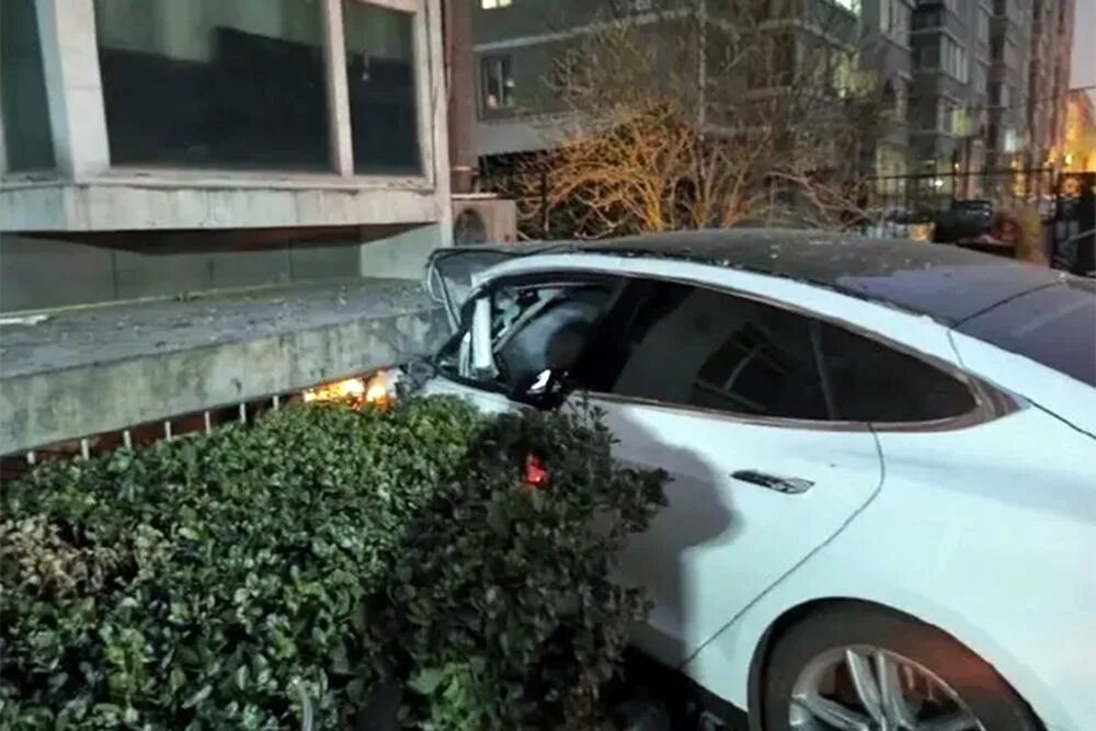 Тесла аварии на автопилоте. Тесла врезалась на автопилоте. Тесла аварии на автопилоте. Тесла врезалась. Тесла врезалась.
