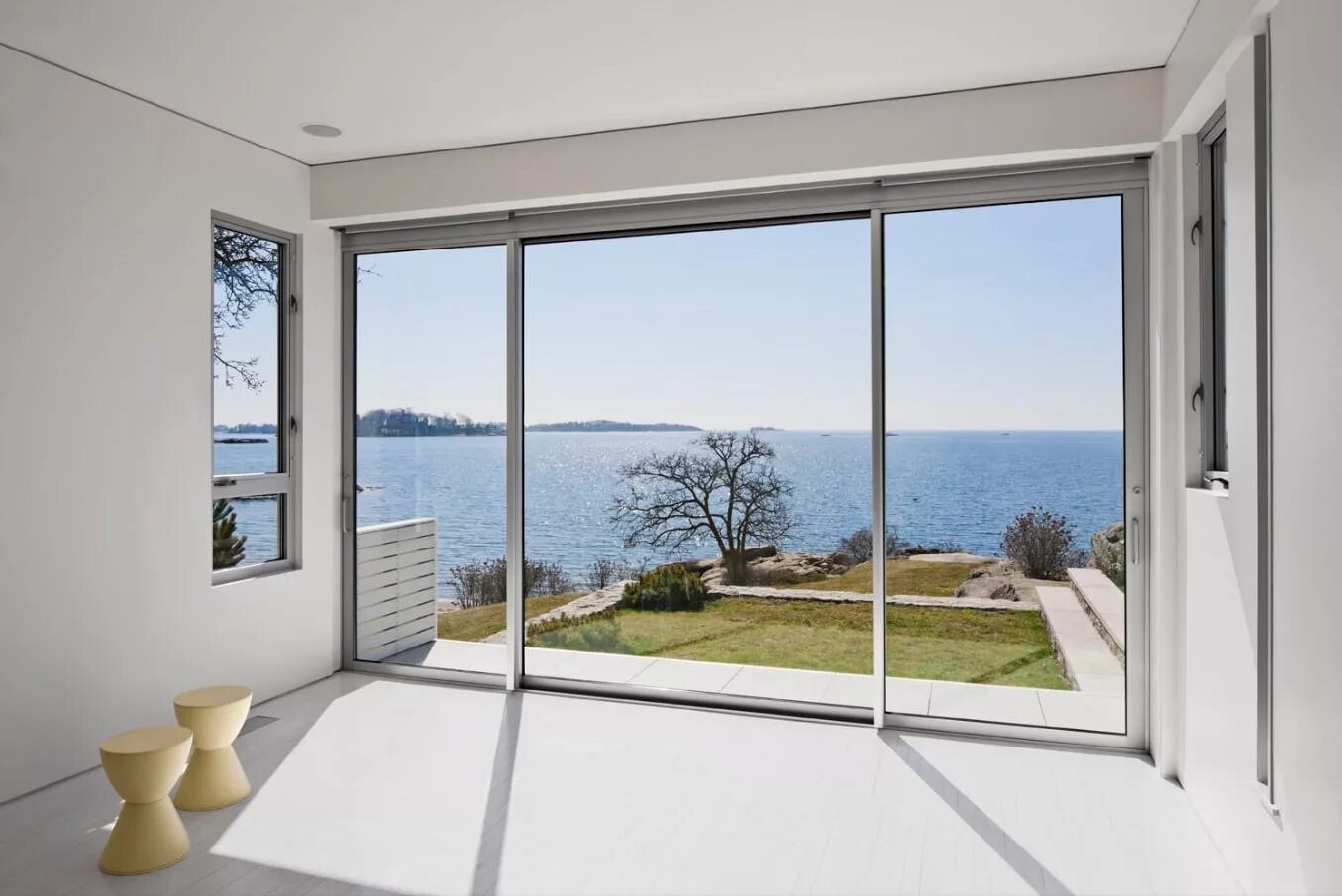 Красивый вид из окна. Балкон снаружи. Остекление балконов. Арочное окно открывающееся. Grand window.