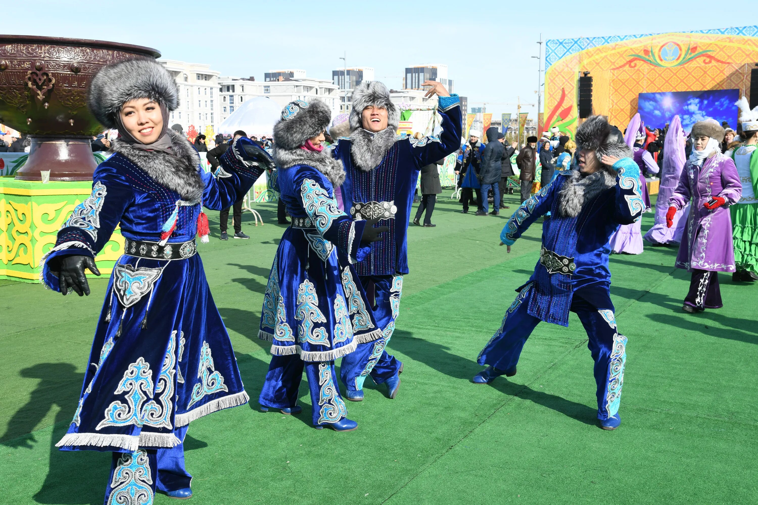 Какой праздник в феврале в казахстане. Наурыз в Алматы 2022. Наурыз 2022 в Казахстане фото. Празднование Наурыза в Казахстане. С праздником Наурыз.