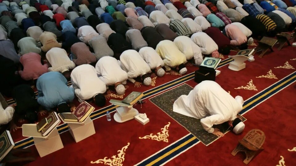 Сила мусульманина. Мусульманин поклоняется. Мусульмане в мечети. Поклонение в мечети. Молятся в мечети.