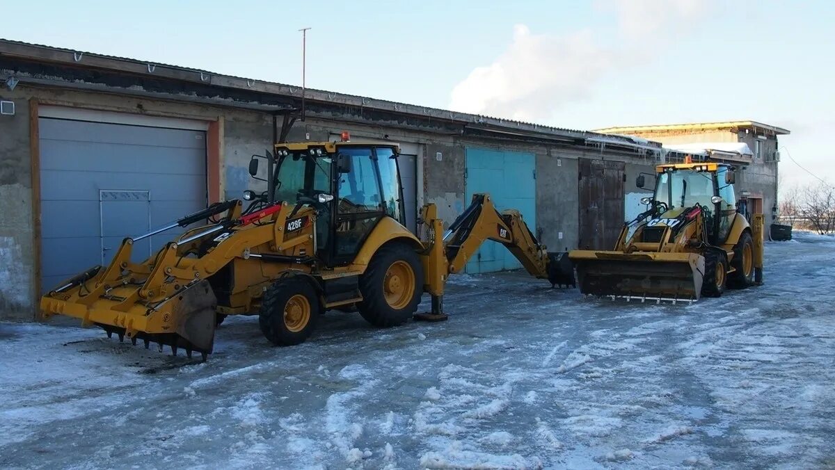 Взять в аренду экскаватор погрузчик. Caterpillar 426f2. Гидромолот для экскаватора погрузчика Катерпиллер 428. Cat 428f объем ковша. Ямобур на экскаватор погрузчик.