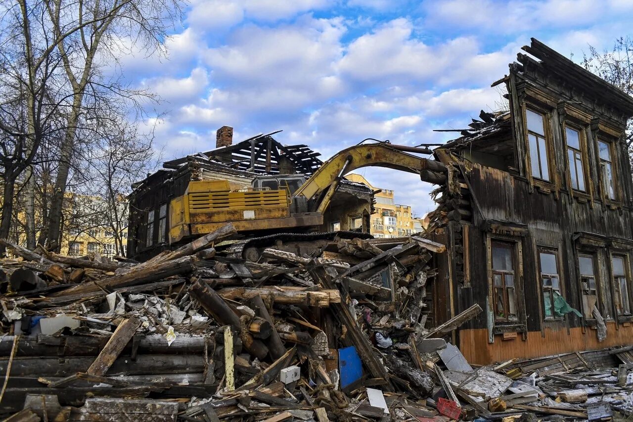 Расселение аварийного жилья в г. Сносят дом. Сносят старый дом. Снесенный дом. Снесенные деревянные дома.