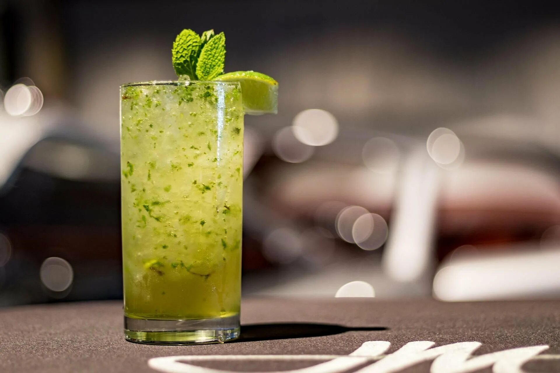 Мохито и до утра. Коктейль Мохито безалкогольный. Mint Mojito напиток. Домашний лимонад Мохито. Мохито лимонад безалкогольный.