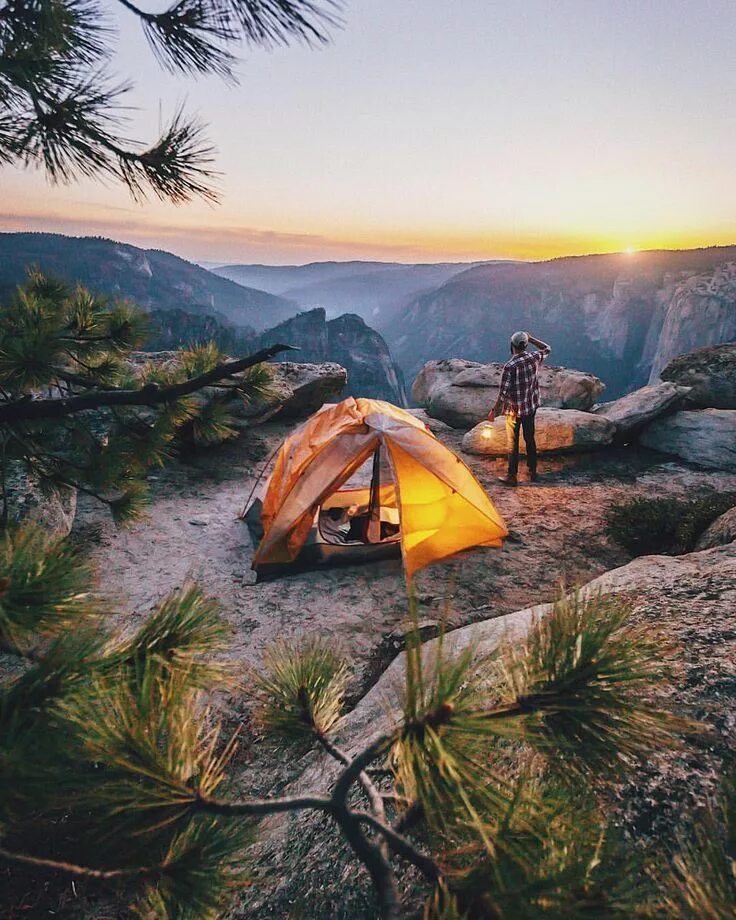 Travel camping. Палатка в горах. Красивая палатка. Поход с палатками. Палатка на природе.