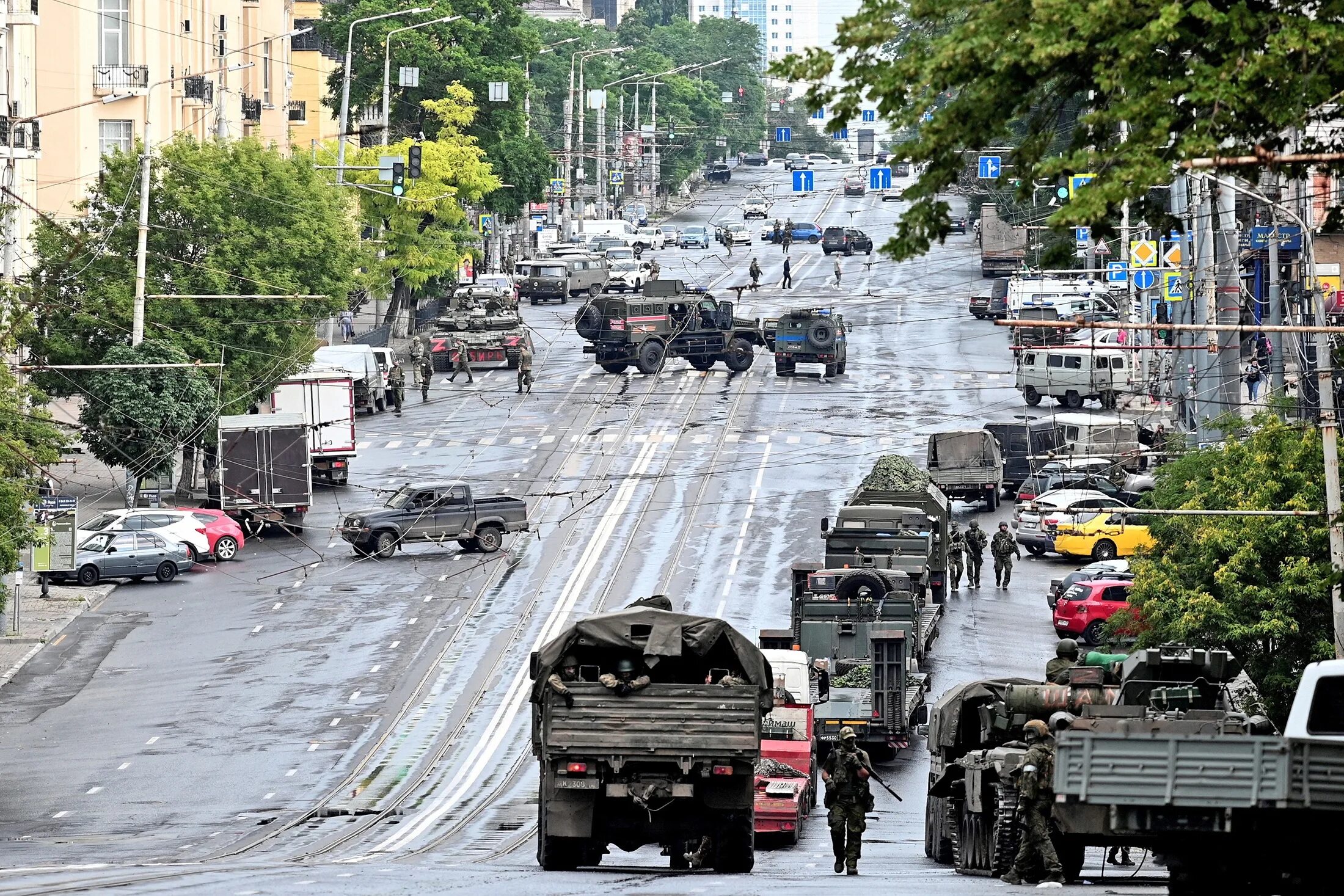 Военная техника. Военная колонна. Военная колонна Вагнера. Танки на улице.