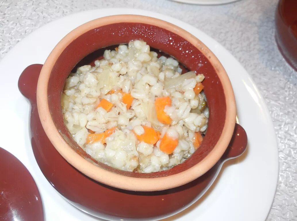 горшочек каши. гречка в горшочке в духовке с мясом. каша в глиняном горшке. рисовая каша в горшочке в духовке. горшок каши.